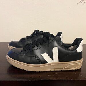 Veja Women's V-12 LEATHER BLACK DUNE Sneakers